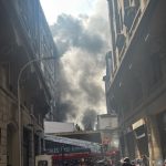 Incendio en el centro de Santiago deja decenas de personas atrapadas