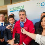 Crisis financiera golpea al Gobierno Regional: Gobernador Santana advierte deuda millonaria por retrasos de la DIPRES