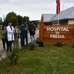Con apoyo comunitario y de privados, Hospital de Fresia inaugura letrero y galería fotográfica natural