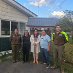 Carabineros de Hornopirén ayudan a concretar emotivo reencuentro entre padre e hija tras más de 40 años