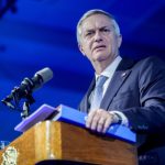 Kast se desdice y asegura que expulsar a 300 mil migrantes “era una metáfora”