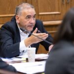 Senador Fidel Espinoza acusa al Ejecutivo de buscar «dilapidar los progresos sociales» en la Ley de Presupuesto 2027
